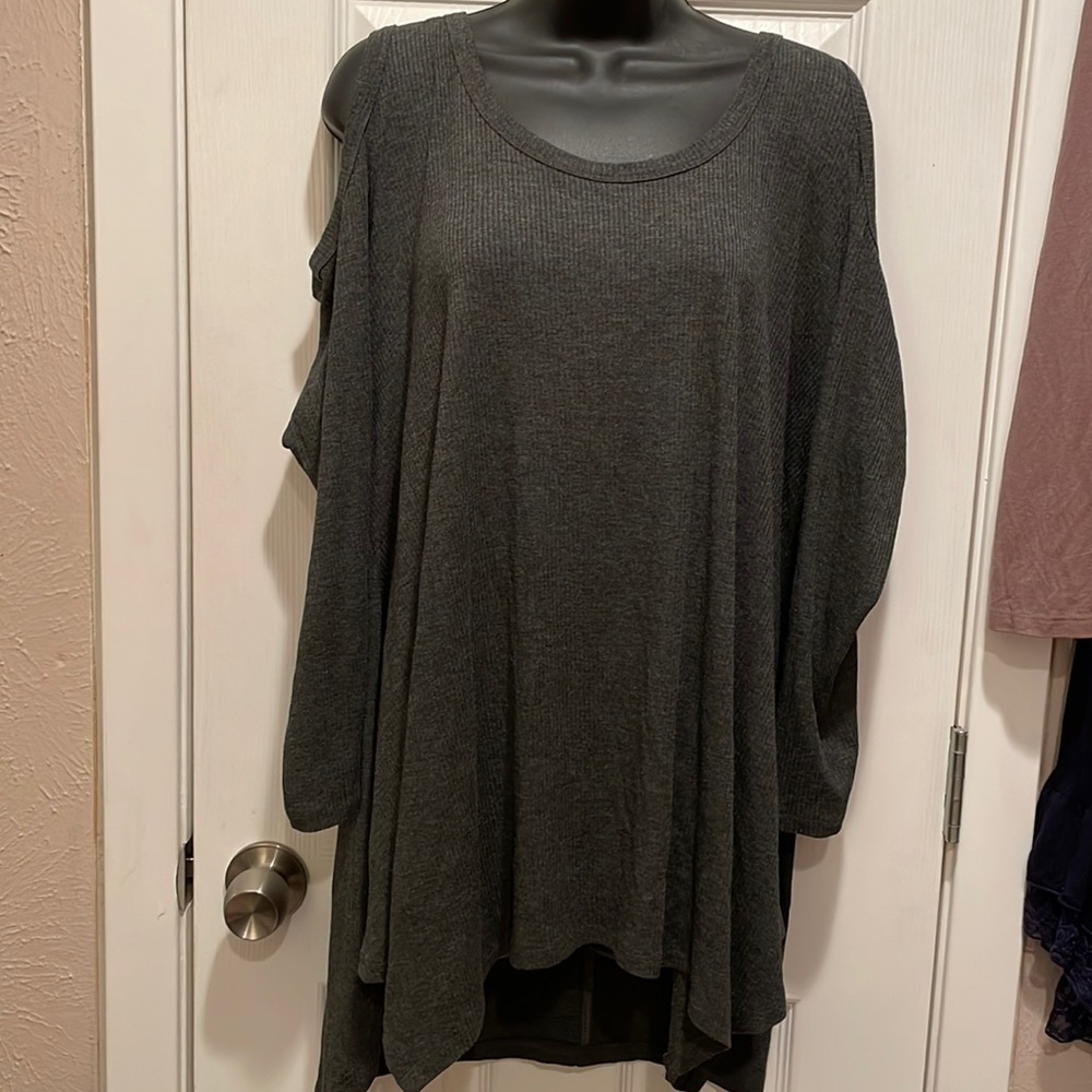 Plus Size Top - Picture 1 of 7